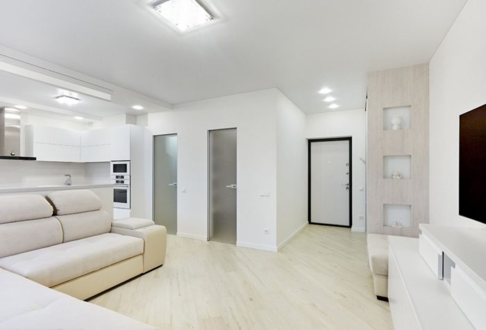simple white ceiling in studio apartment