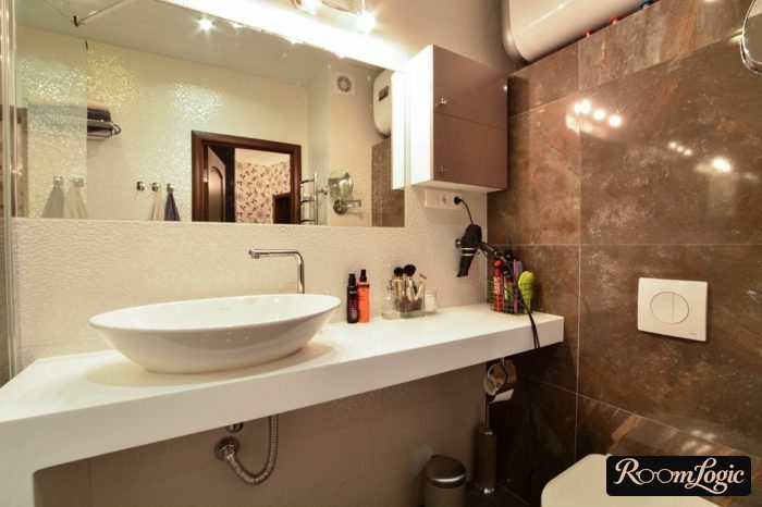 sink basin in a bathroom combined with toilet