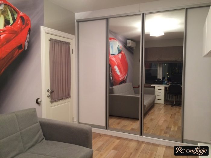 sliding-door wardrobe in kids’ room for teenager 12 years old