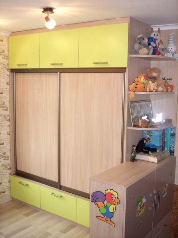 Sliding-door wardrobe with an overhead cabinet in a kids' room