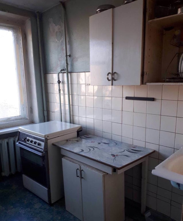small kitchen before renovation