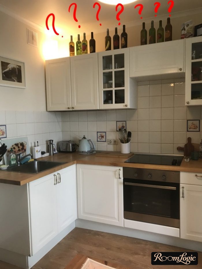 small kitchen in neoclassical style up to the ceiling - mistake