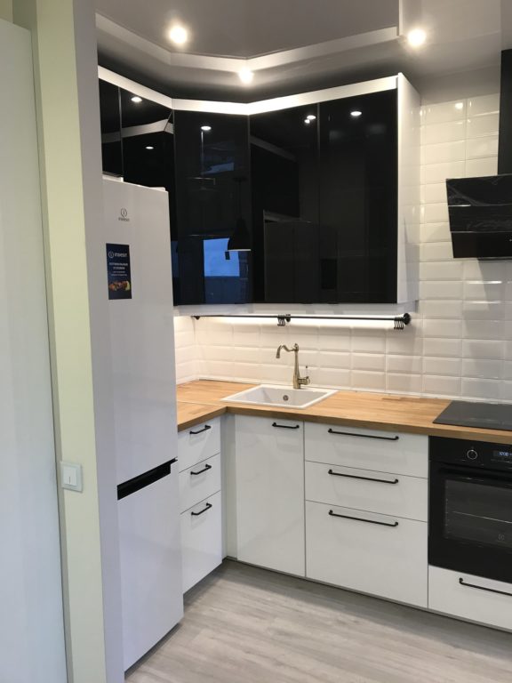 small kitchen white bottom black top