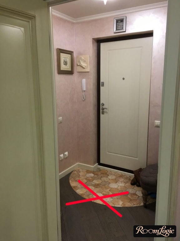 small round tile area in entryway