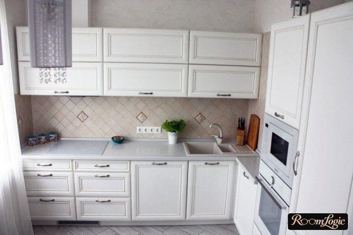 gray kitchen in neoclassical style up to the ceiling