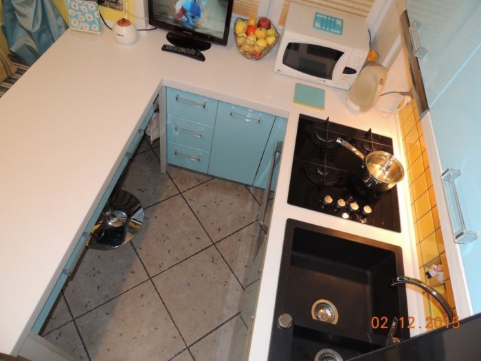 Small U-shaped kitchen with breakfast bar