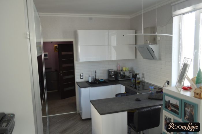 small U-shaped kitchen without upper cabinets on both sides 2