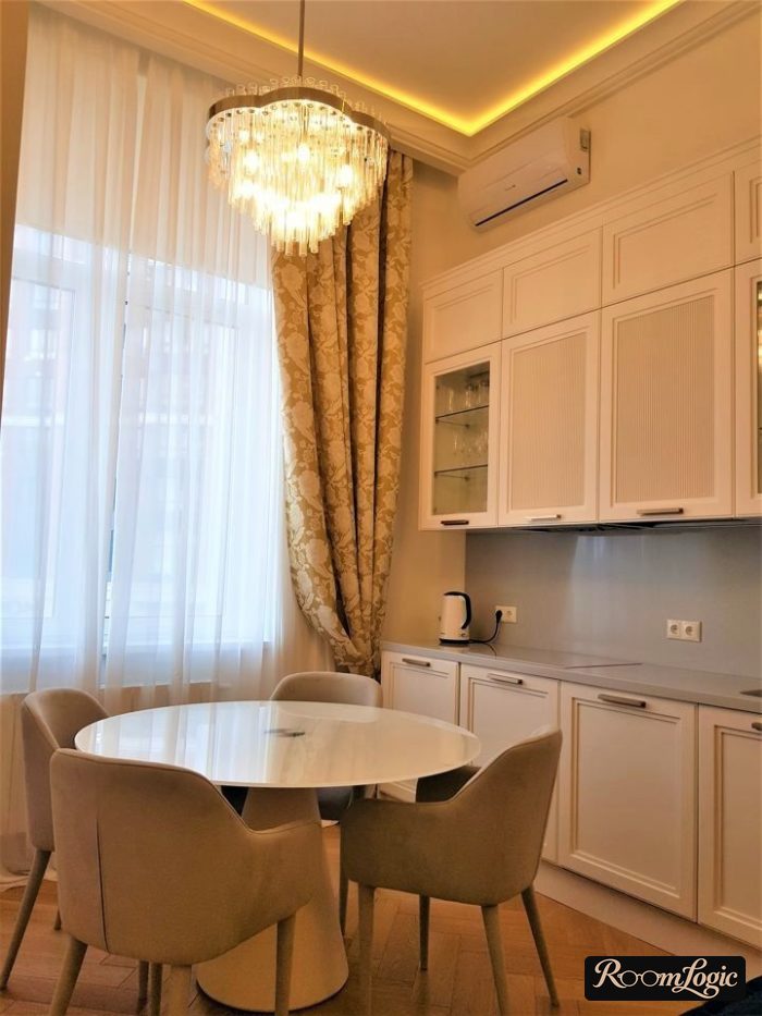 Square 130-square-foot kitchen layout with a sofa