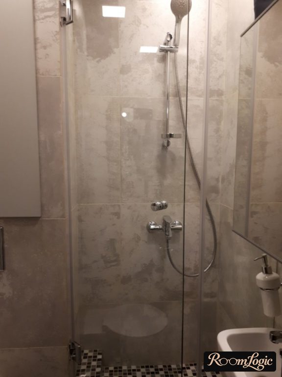 square tile in concrete-look in shower