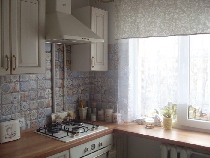 square tile with a pattern on the backsplash