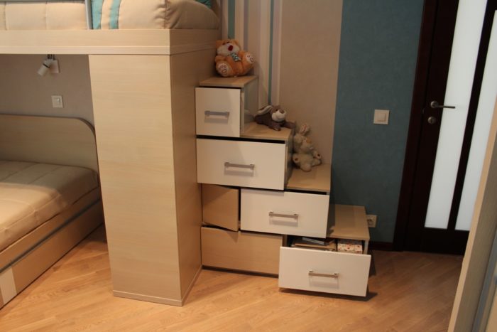 steps with drawers under a two-level bed