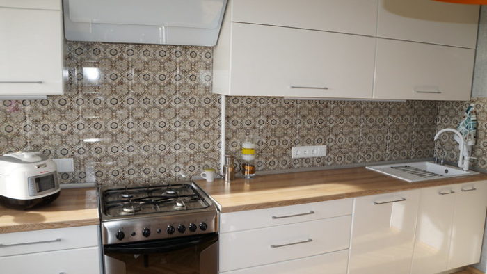 Straight white kitchen cabinets