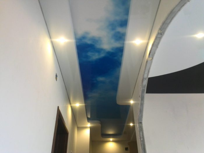 stretch ceiling in entryway with print of sky with clouds