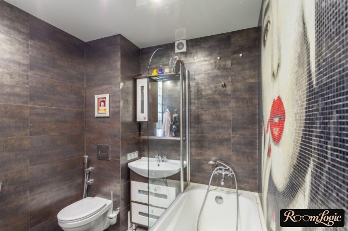 Stretch ceiling in matte finish in small bathroom