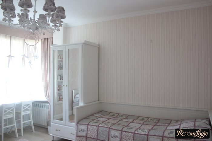 Striped wallpaper in Provence style in the girl's room