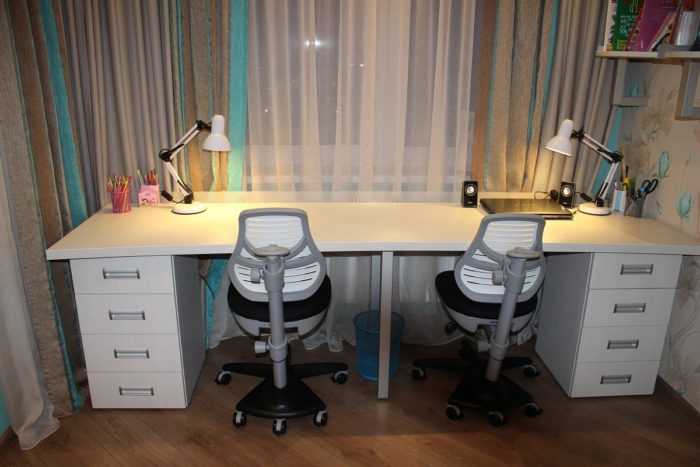 table for two mixed-gender children in the kids’ room