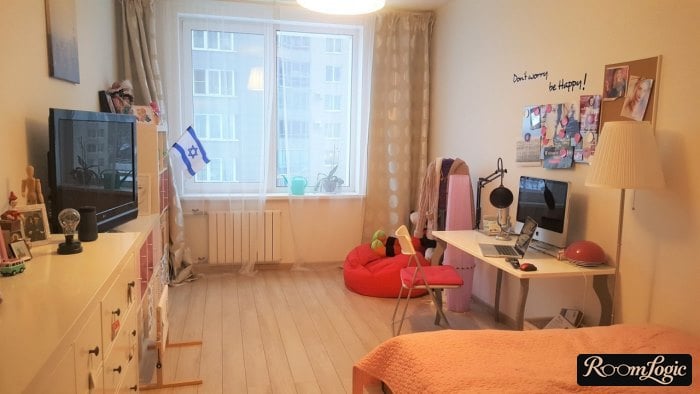 teen girl decorated room