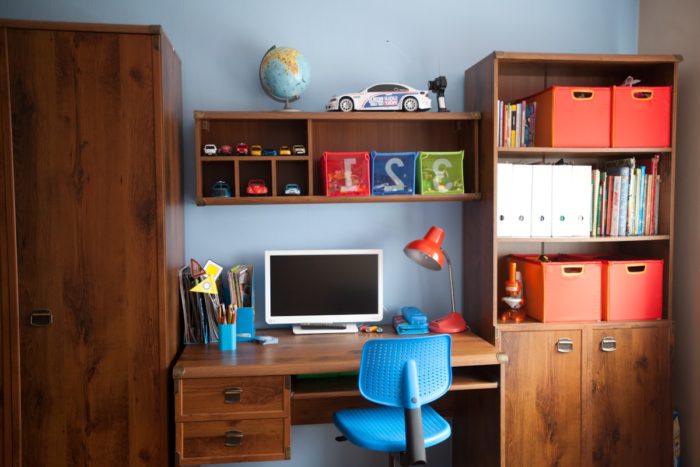 teenage desk in kids’ room