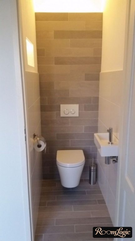 tile in a naval planked pattern on the floor and walls of the toilet