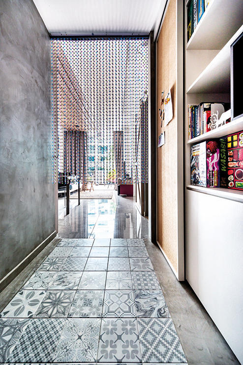 tile on the floor in the entryway before the kitchen