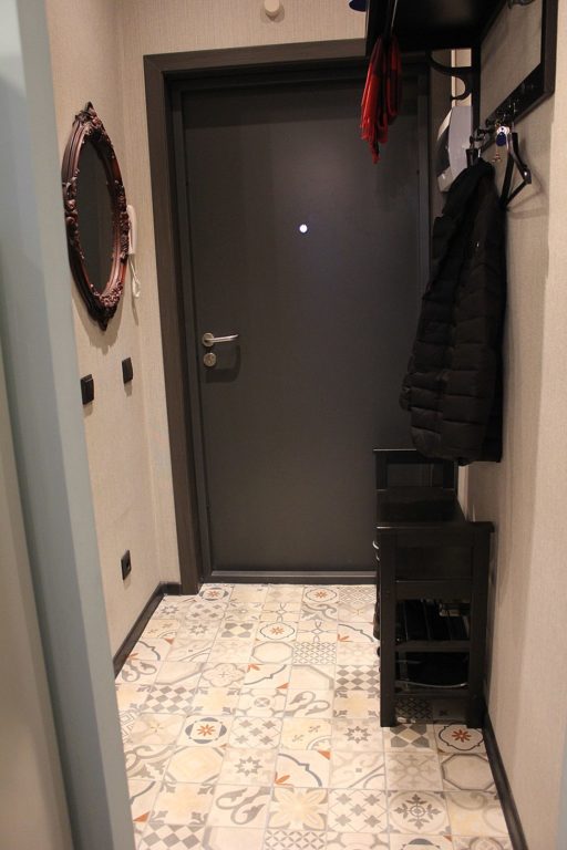 tile with a pattern in the entryway
