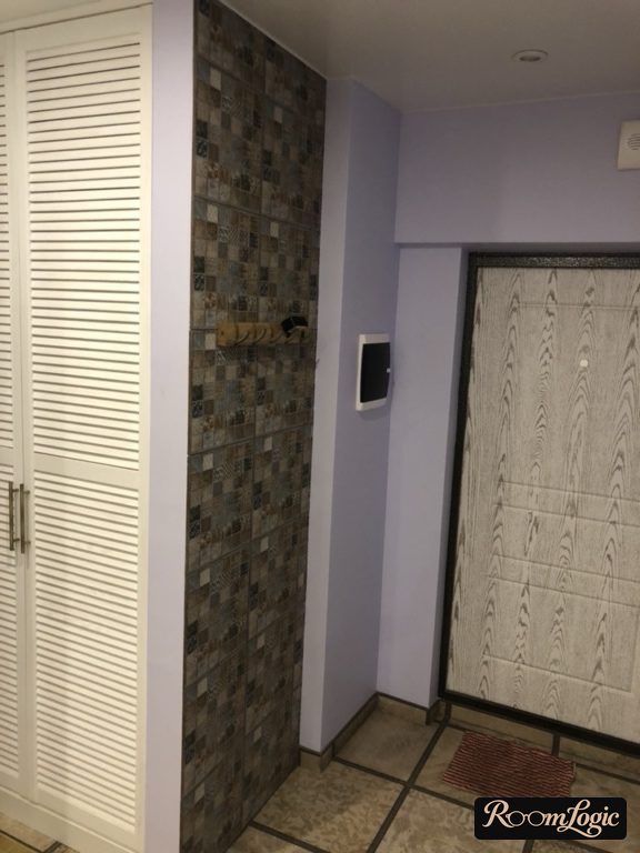 tile with pattern in small entryway