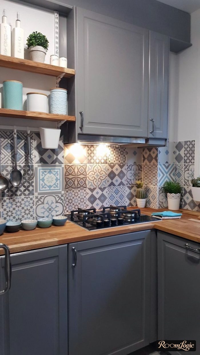 tile with pattern on kitchen backsplash in neoclassical style