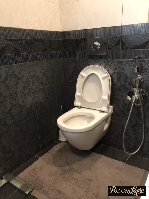 Toilet design with a faux bidet