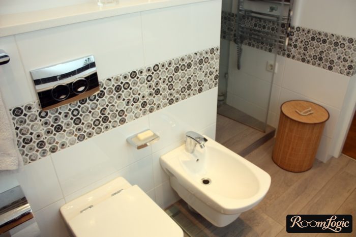 Toilet installation and bidet side by side
