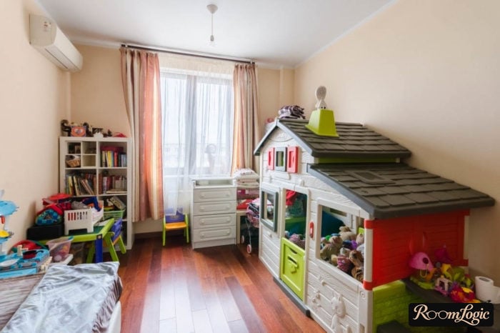 toy house in kids’ room