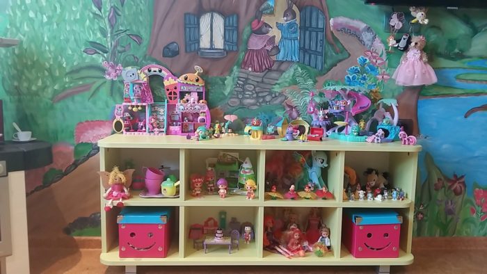 toy shelves in kids’ room