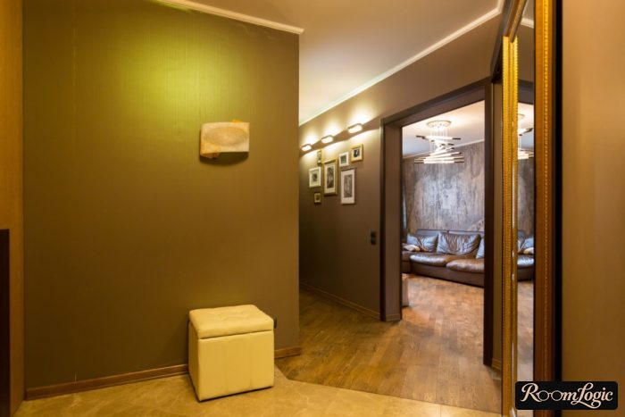 transition between parquet and tile at the end of the entryway