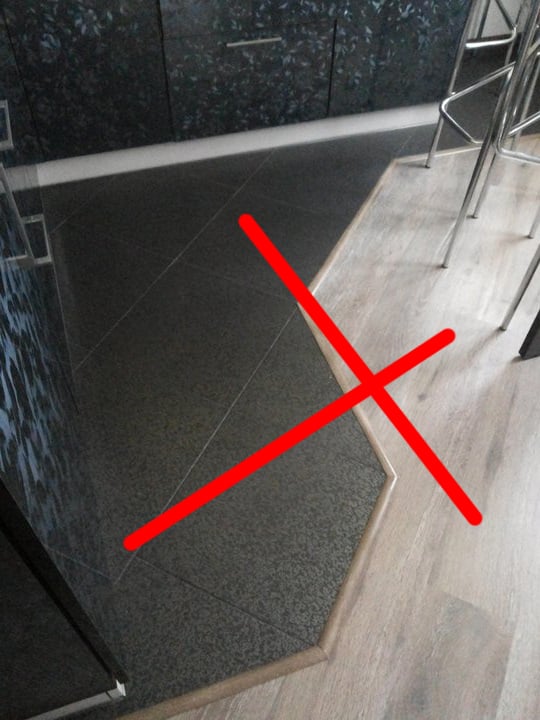 transition strip between tile and laminate on the kitchen floor