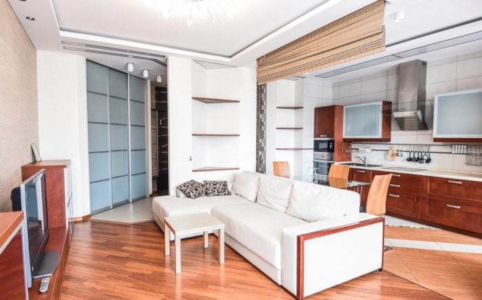 transition strip on the floor in a studio apartment