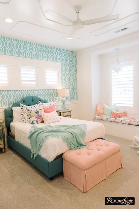 Turquoise and delicate pink in the kids’ room for a teenage girl