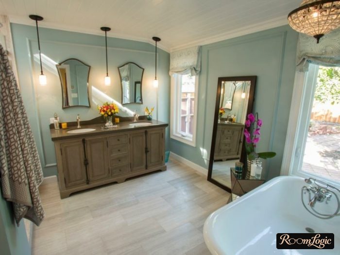 Turquoise walls in the bathroom in a Provence style