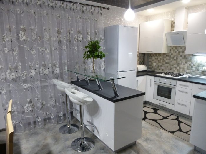 Two-level breakfast bar with glass countertop