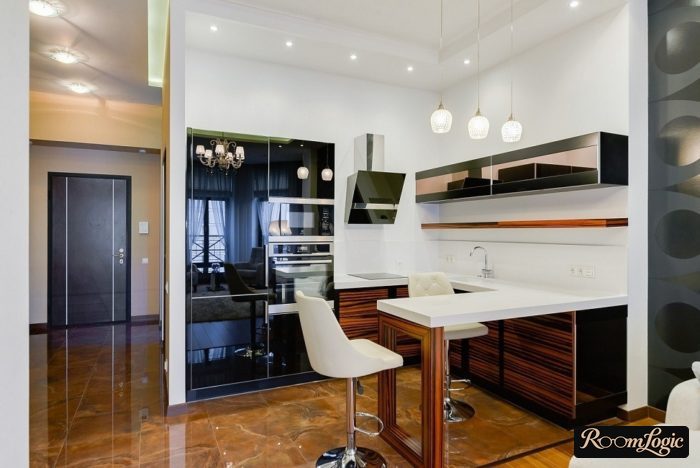 U-shaped corner kitchen with breakfast bar at countertop level