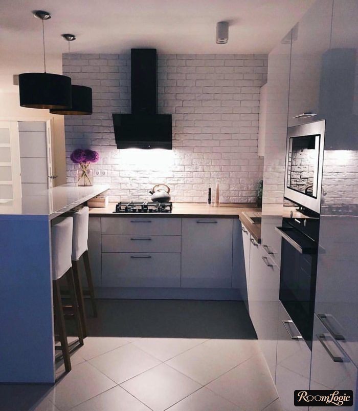 U-shaped kitchen with a breakfast bar