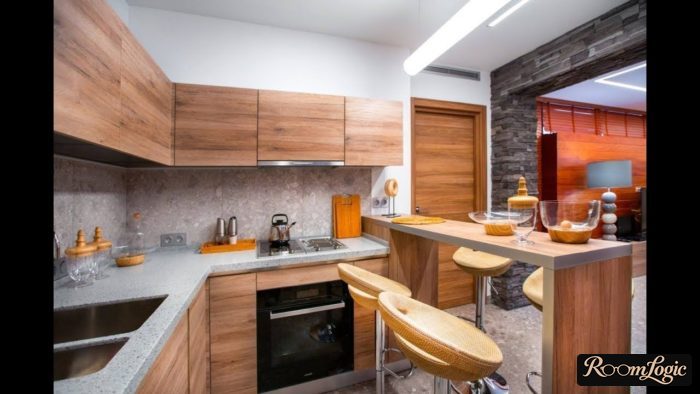 U-shaped kitchen with a breakfast bar