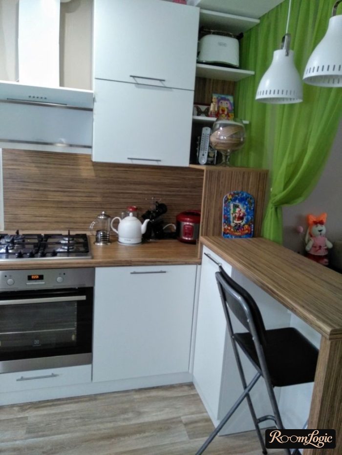 U-shaped kitchen with a breakfast bar