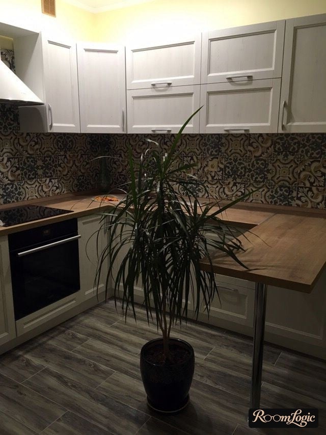 U-shaped kitchen with a breakfast bar and refrigerator