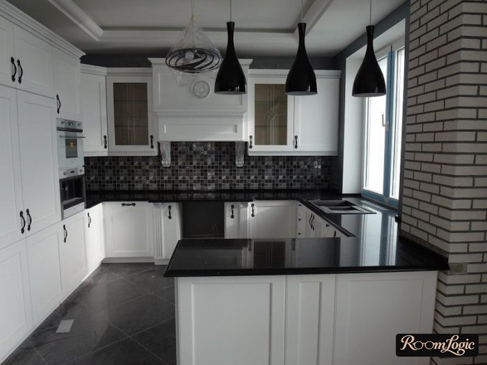 U-shaped kitchen with a breakfast bar and window