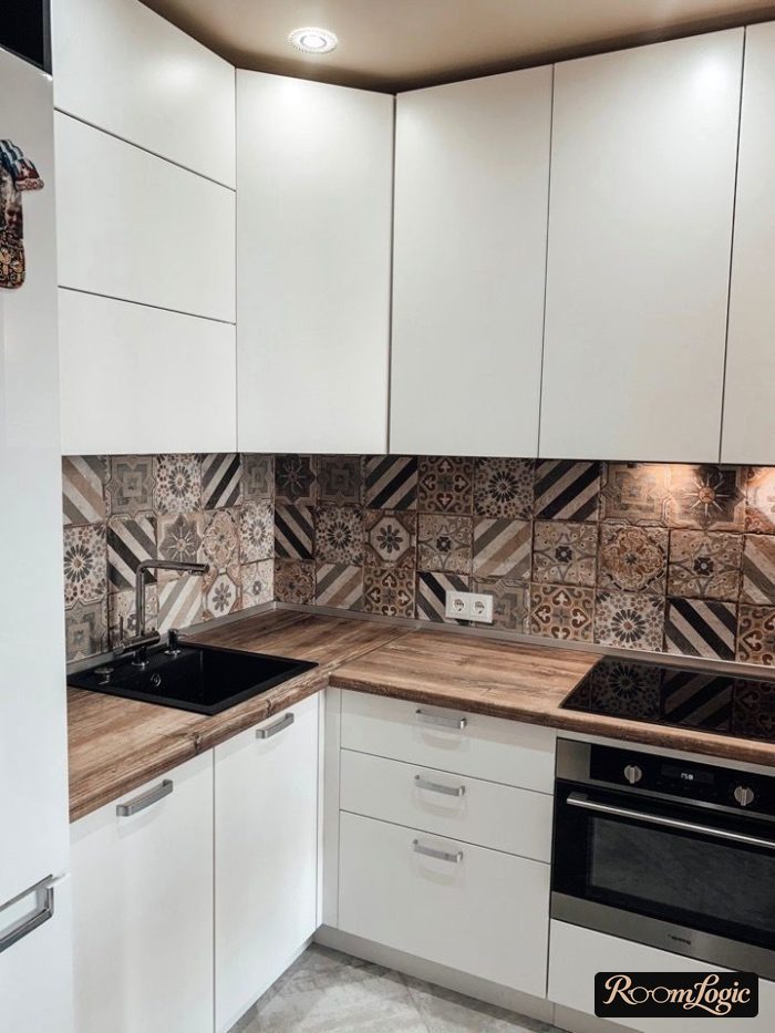 U-shaped kitchen with a window and breakfast bar