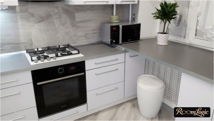 U-shaped kitchen with a window in the middle