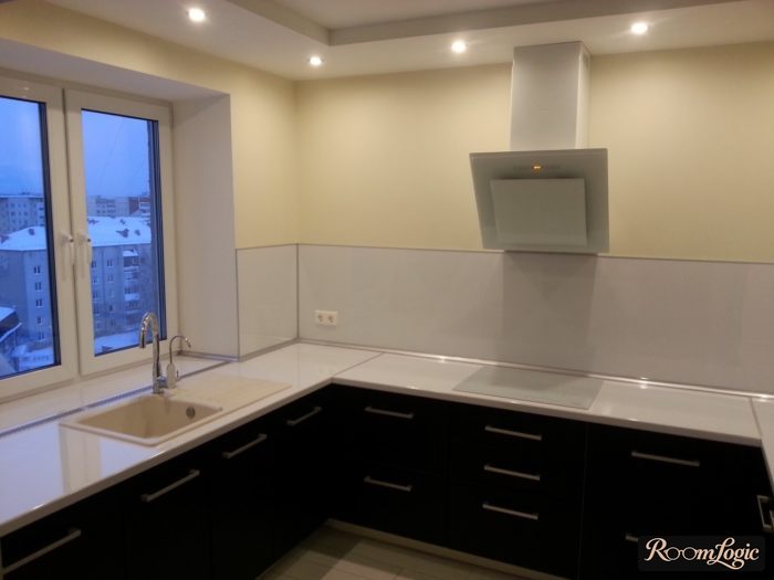 U-shaped kitchen with a window in the middle