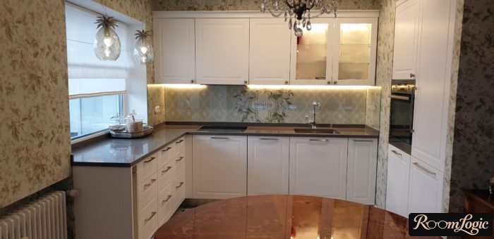 U-shaped kitchen with a window in the middle in a private home