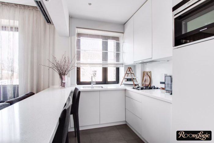 U-shaped kitchen with a window on the side
