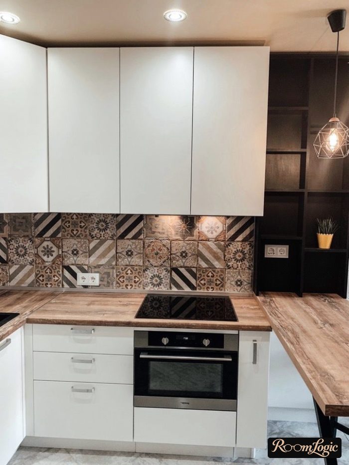 U-shaped kitchen with bar