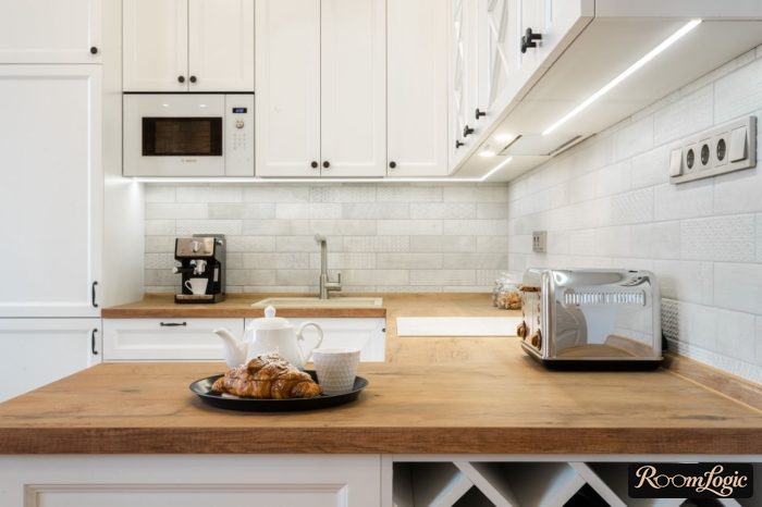 U-shaped kitchen with built-in refrigerator
